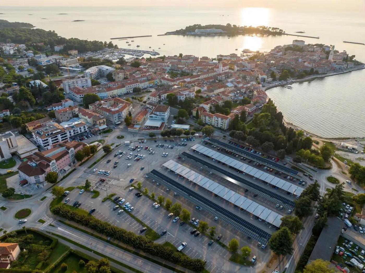 POREČ: Veliko parkiralište uskoro će proizvoditi struju – stižu solarne nadstrešnice za vozila