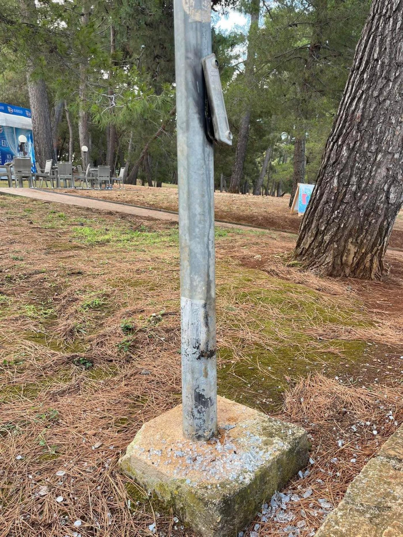 Požar na stupu javne rasvjete kod kupališta izazvao nestanak svjetla na cesti prema Brulu