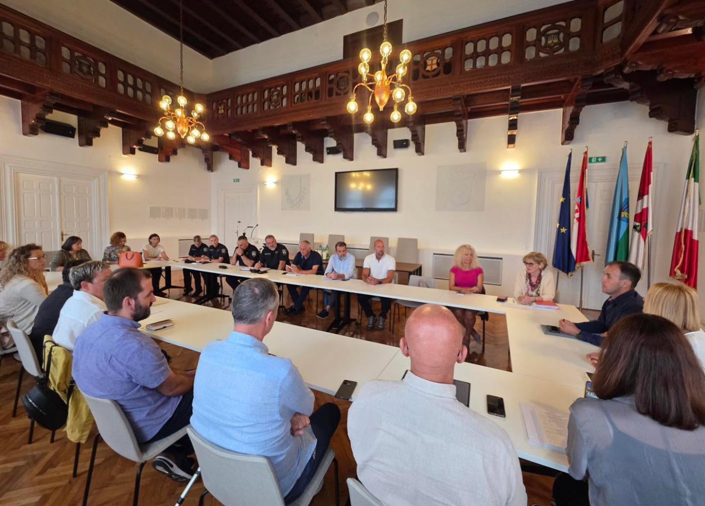 U POREČKIM KLUPAMA više od 1850 učenika: održan sastanak škola, policije i Grada povodom početka školske godine