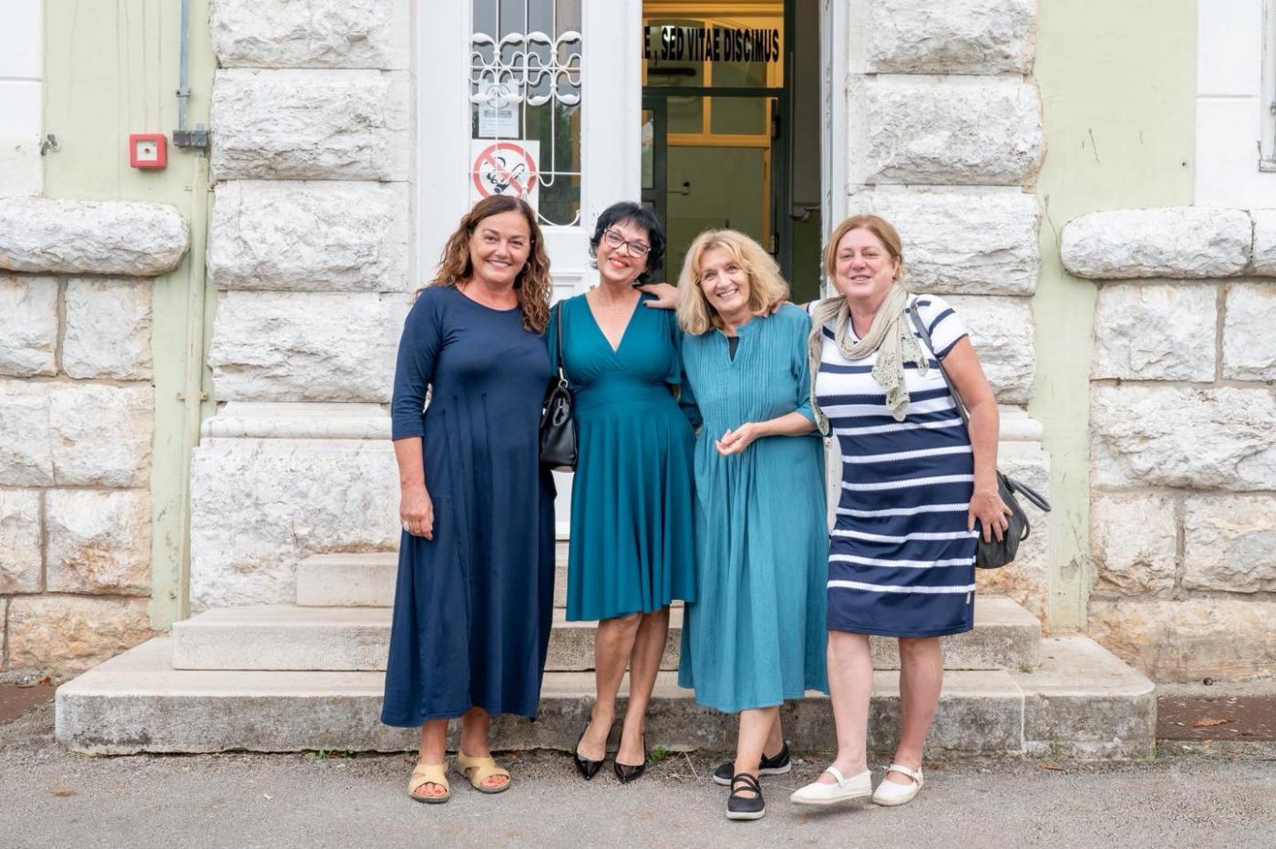  Ovog vikenda u Srednjoj školi Mate Balote dogodilo se nešto posebno i emotivno, nakon punih trideset godina ponovno se okupila cijela generacija maturanata iz 1995. godine.