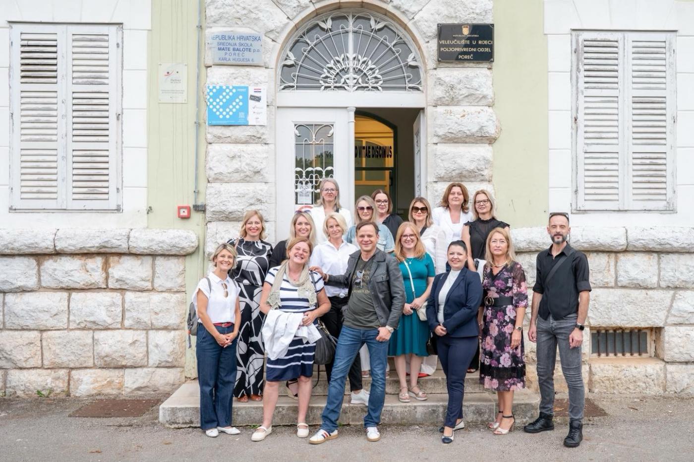  Ovog vikenda u Srednjoj školi Mate Balote dogodilo se nešto posebno i emotivno, nakon punih trideset godina ponovno se okupila cijela generacija maturanata iz 1995. godine.