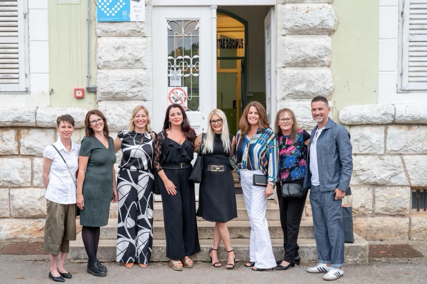  Ovog vikenda u Srednjoj školi Mate Balote dogodilo se nešto posebno i emotivno, nakon punih trideset godina ponovno se okupila cijela generacija maturanata iz 1995. godine.
