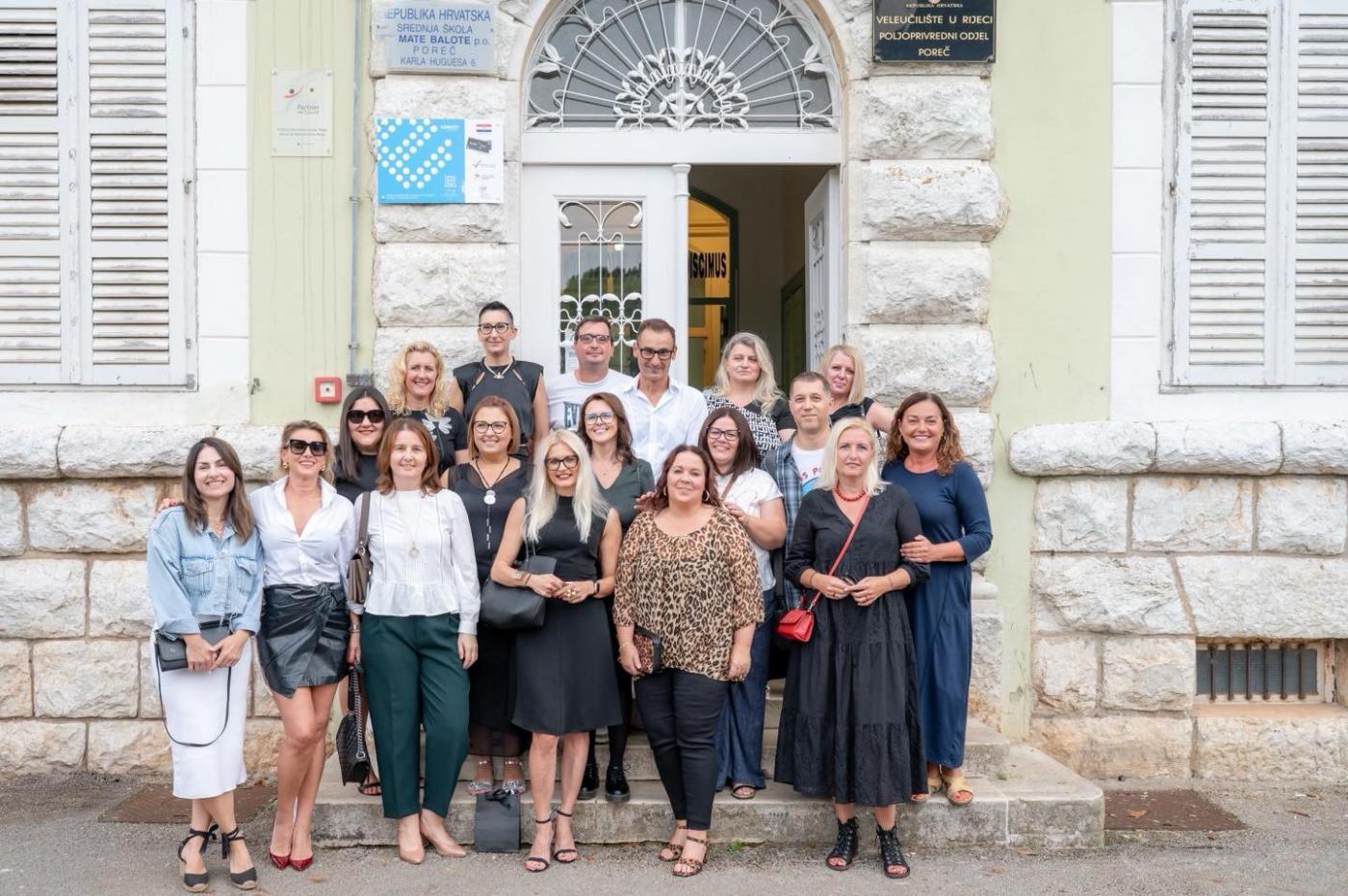  Ovog vikenda u Srednjoj školi Mate Balote dogodilo se nešto posebno i emotivno, nakon punih trideset godina ponovno se okupila cijela generacija maturanata iz 1995. godine.