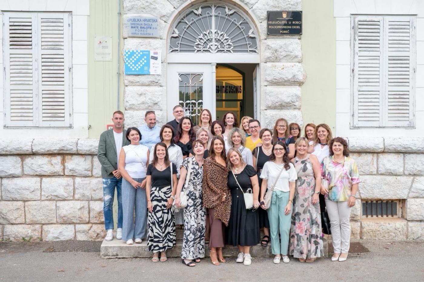  Ovog vikenda u Srednjoj školi Mate Balote dogodilo se nešto posebno i emotivno, nakon punih trideset godina ponovno se okupila cijela generacija maturanata iz 1995. godine.