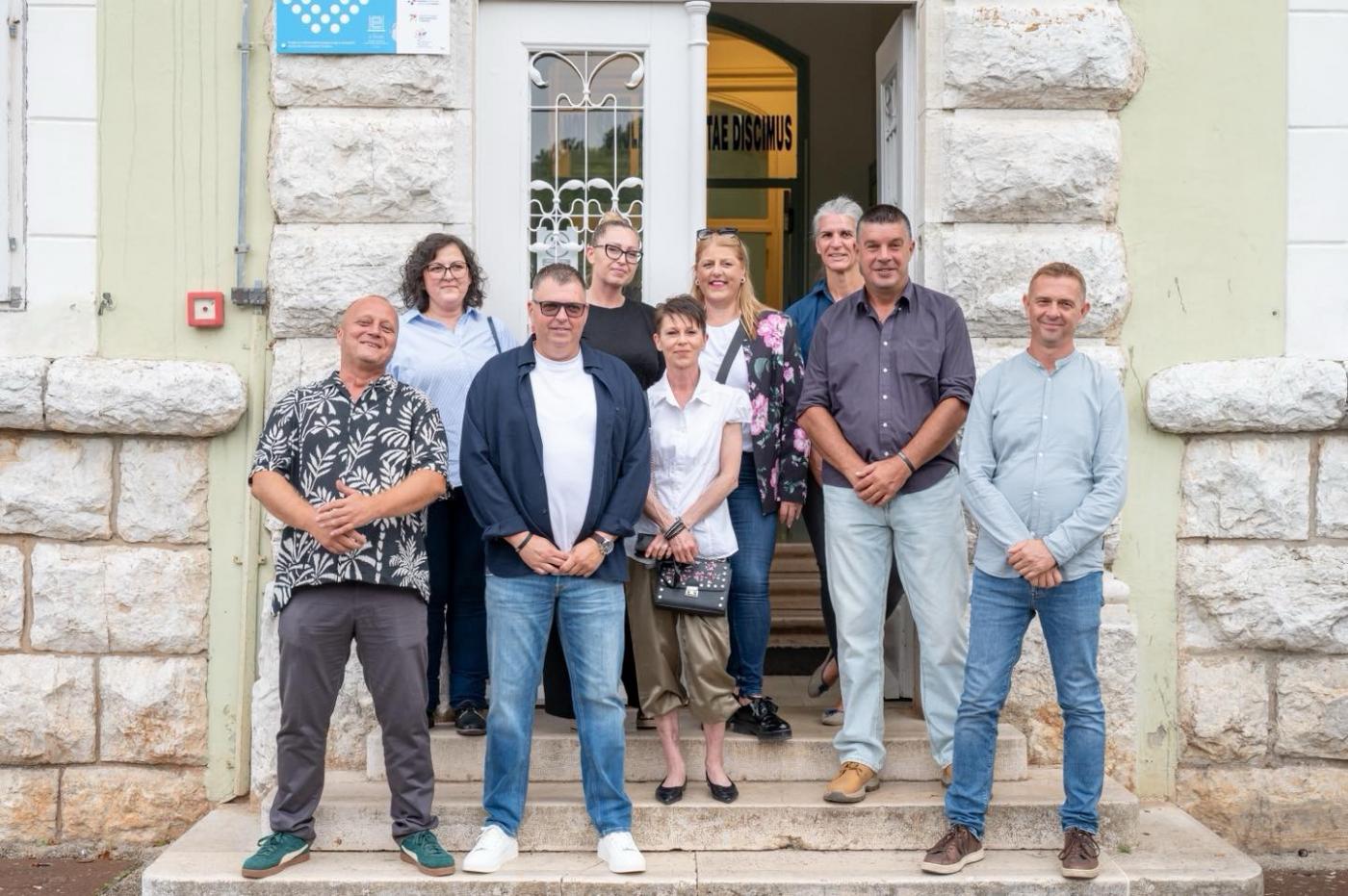  Ovog vikenda u Srednjoj školi Mate Balote dogodilo se nešto posebno i emotivno, nakon punih trideset godina ponovno se okupila cijela generacija maturanata iz 1995. godine.