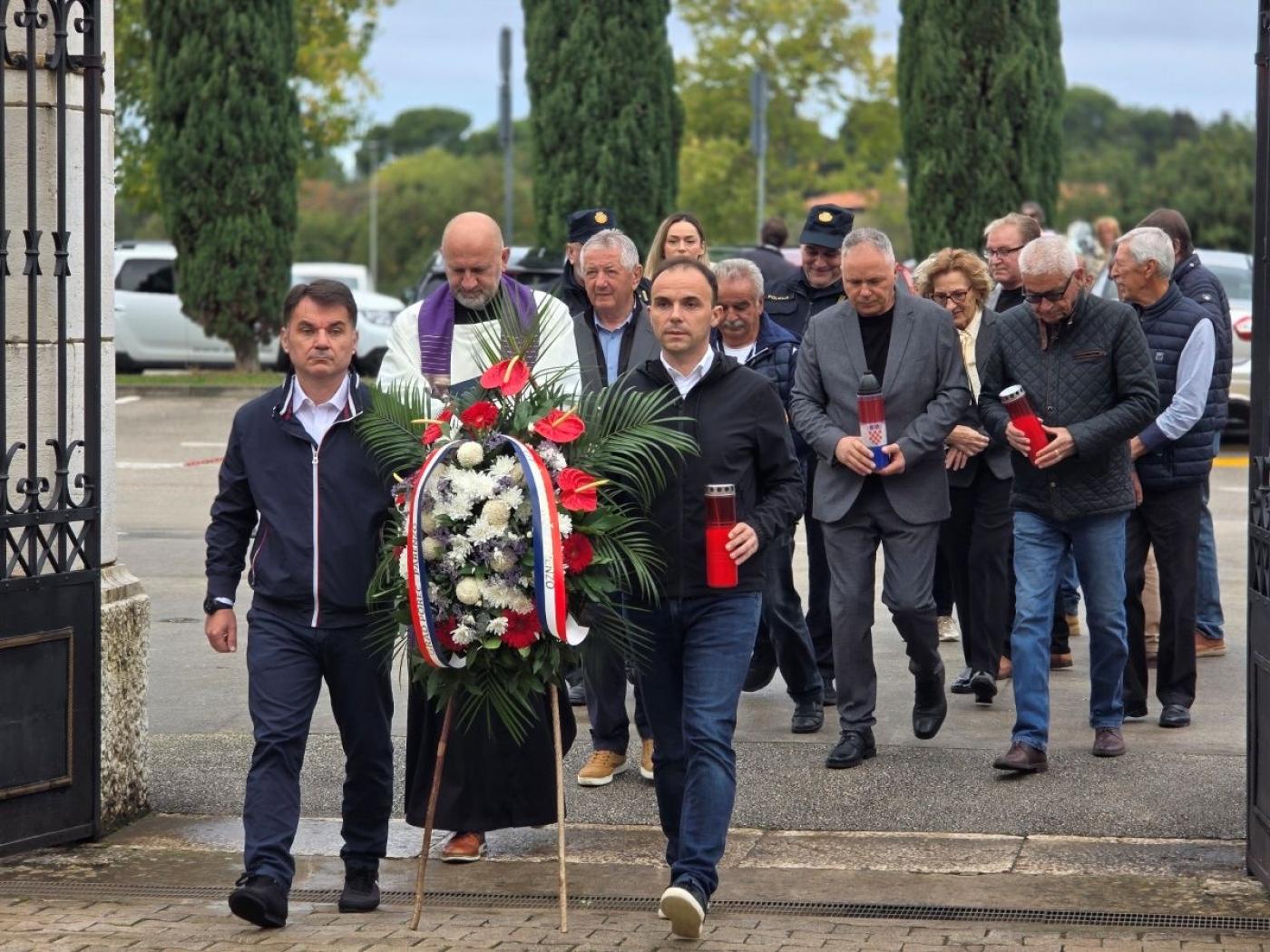 POREČ: Povodom blagdana Svih svetih i Dušnog dana položeni vijenci na Gradskom groblju