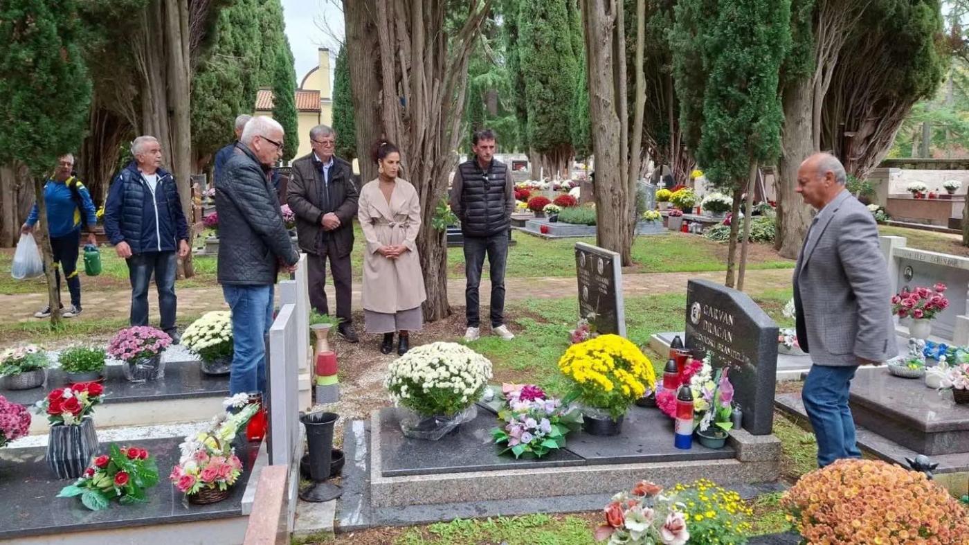 Povodom blagdana Svih svetih i Dušnog dana, položeni vijenci i zapaljene svijeće