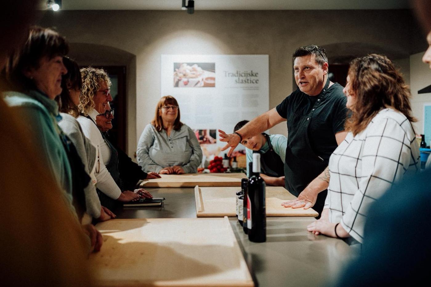 Tri jesenske večeri u Vižinadi pretvorile se u gastronomski doživljaj – uspješno održan ciklus “Show cooking – slow food” radionica