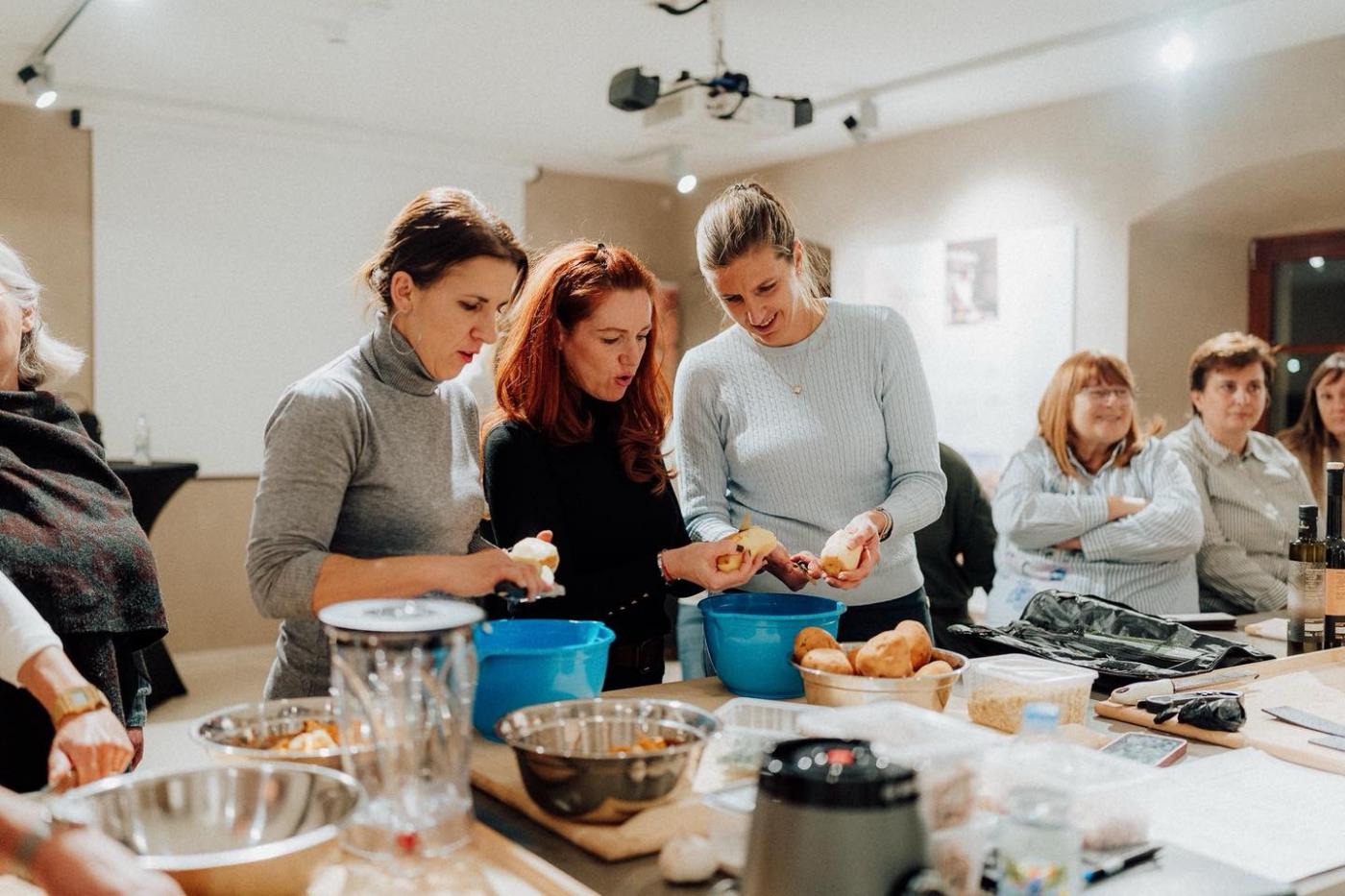 Tri jesenske večeri u Vižinadi pretvorile se u gastronomski doživljaj – uspješno održan ciklus “Show cooking – slow food” radionica