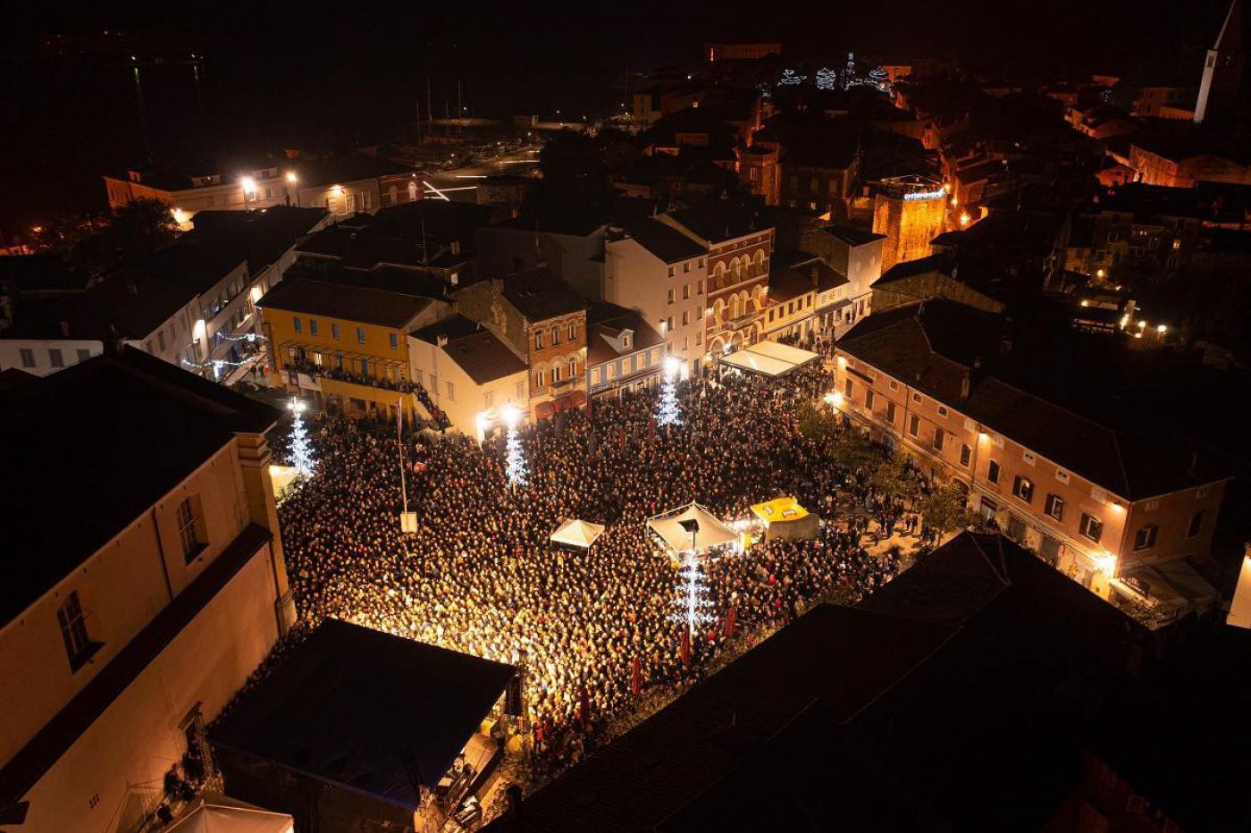 Najbogatiji Advent u Istri vraća se u starogradsku jezgru Poreča – nastupaju Toni Cetinski, Maja Šuput, Željko Bebek, Alen Vitasović, Miach, Gustafi, Neno Belan, Tomislav Bralić i klapa Intrade, Lima Len, Adastra…