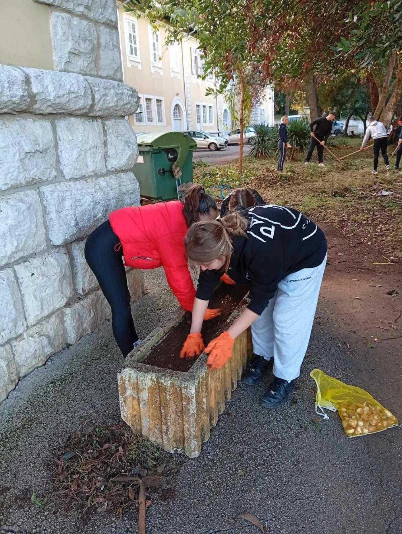 SŠ M. BALOTE: Zelena čistka za još ljepši pogled i vedrije prirodno  okruženje