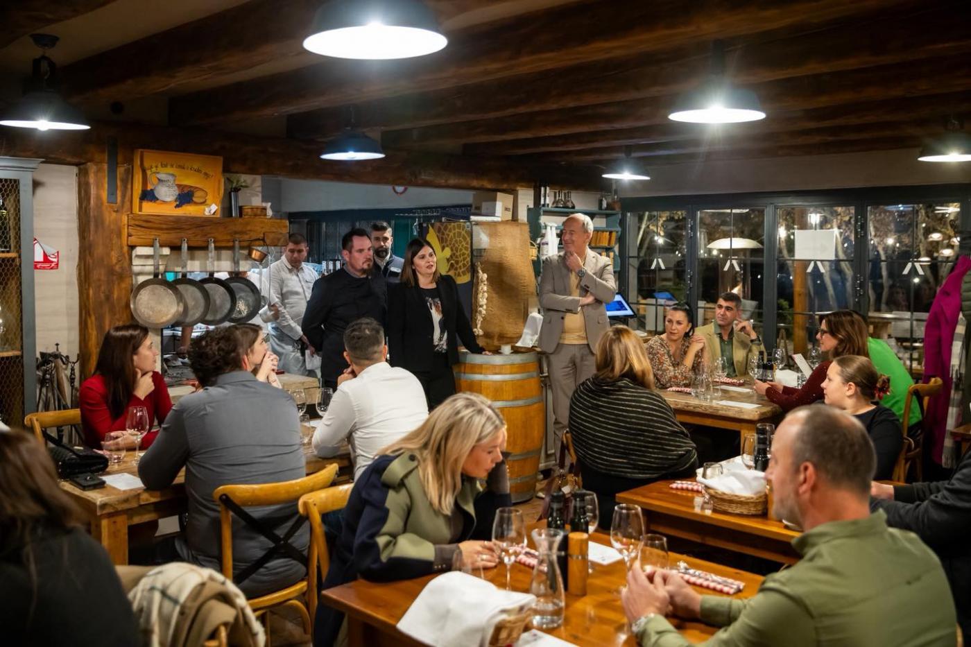 Cabernet Sauvignon & plava riba, s ljubavlju Održana četvrta večera ciklusa u restoranu Bookon u Funtani