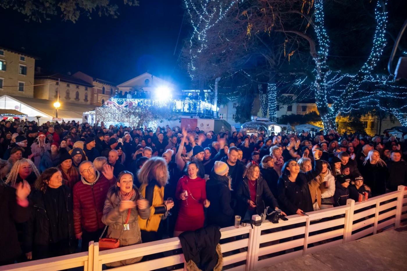 ADVENT POREČ: Night Express već tradicionalno rasplesali sve na reprizi dočeka