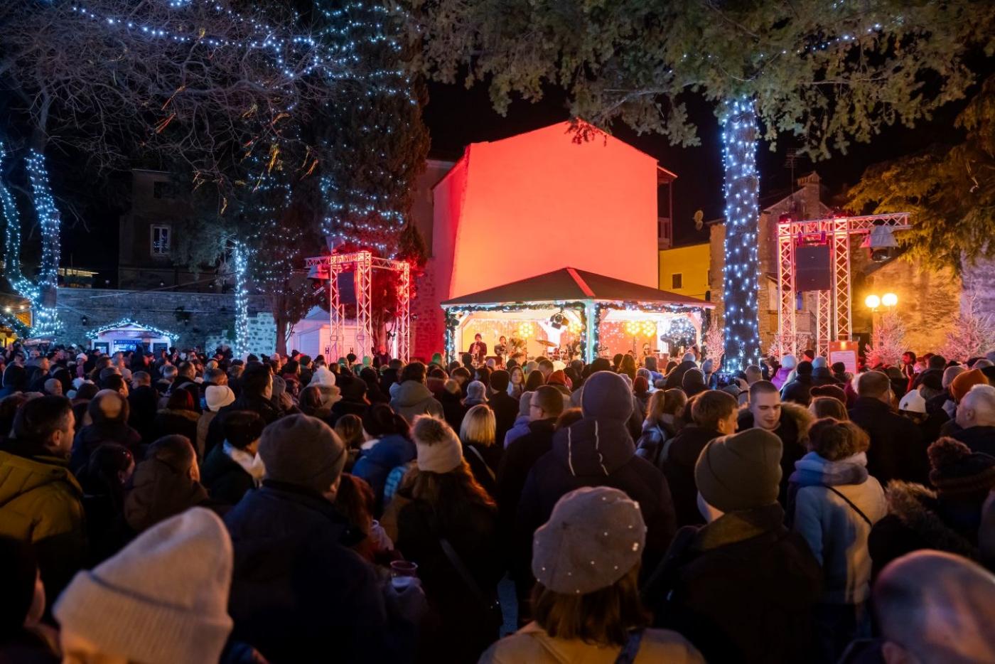 ADVENT POREČ: Night Express već tradicionalno rasplesali sve na reprizi dočeka