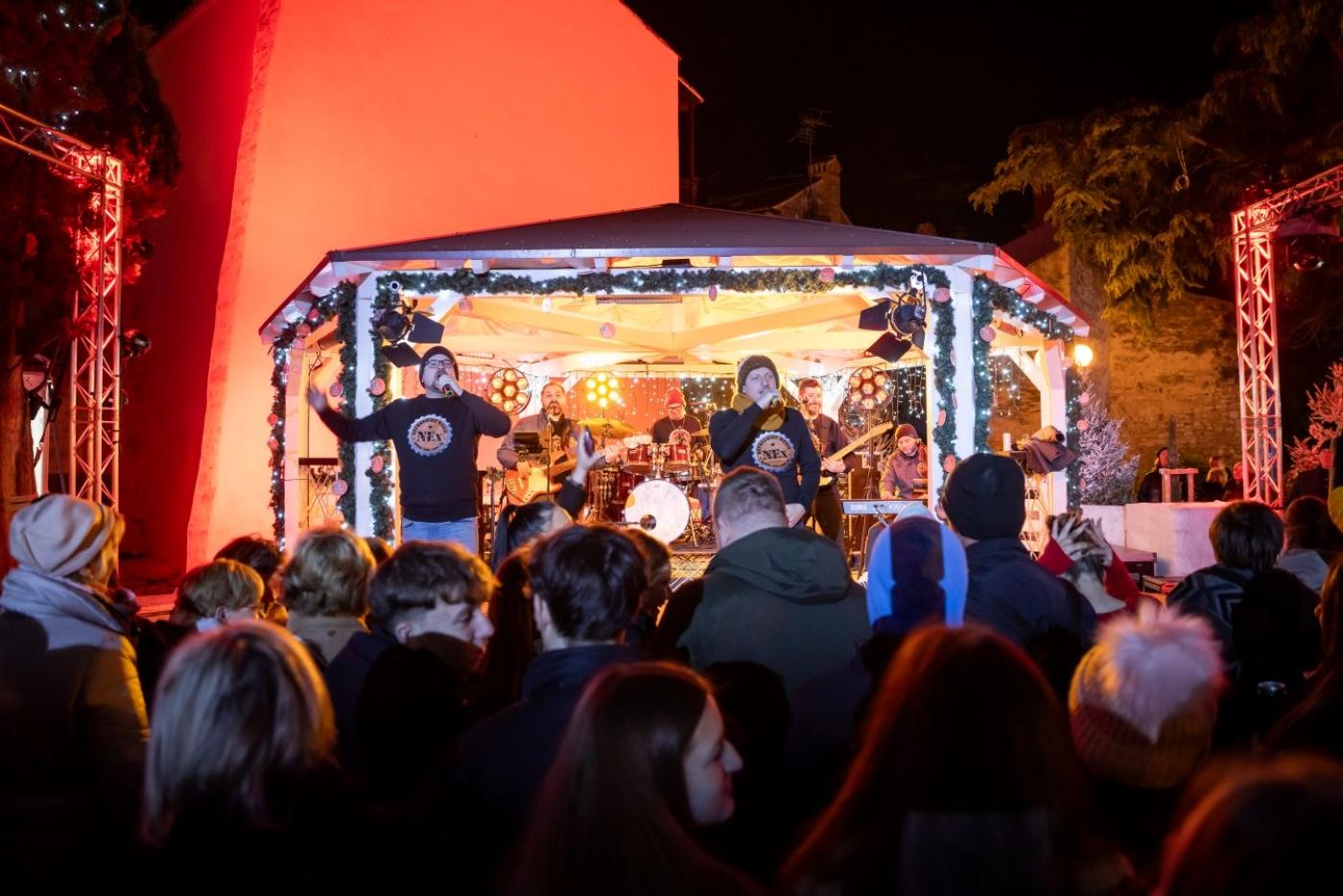 ADVENT POREČ: Night Express već tradicionalno rasplesali sve na reprizi dočeka