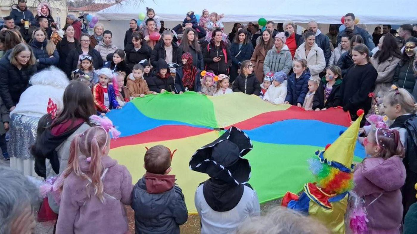 Maškare preuzele vlast u Novoj Vasi protekli vikend slavile najmlađe maškare već u petak nastavak uz Maura Staraja i la Bandu i Malvazija bend