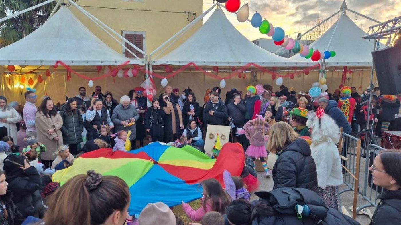 Maškare preuzele vlast u Novoj Vasi protekli vikend slavile najmlađe maškare već u petak nastavak uz Maura Staraja i la Bandu i Malvazija bend