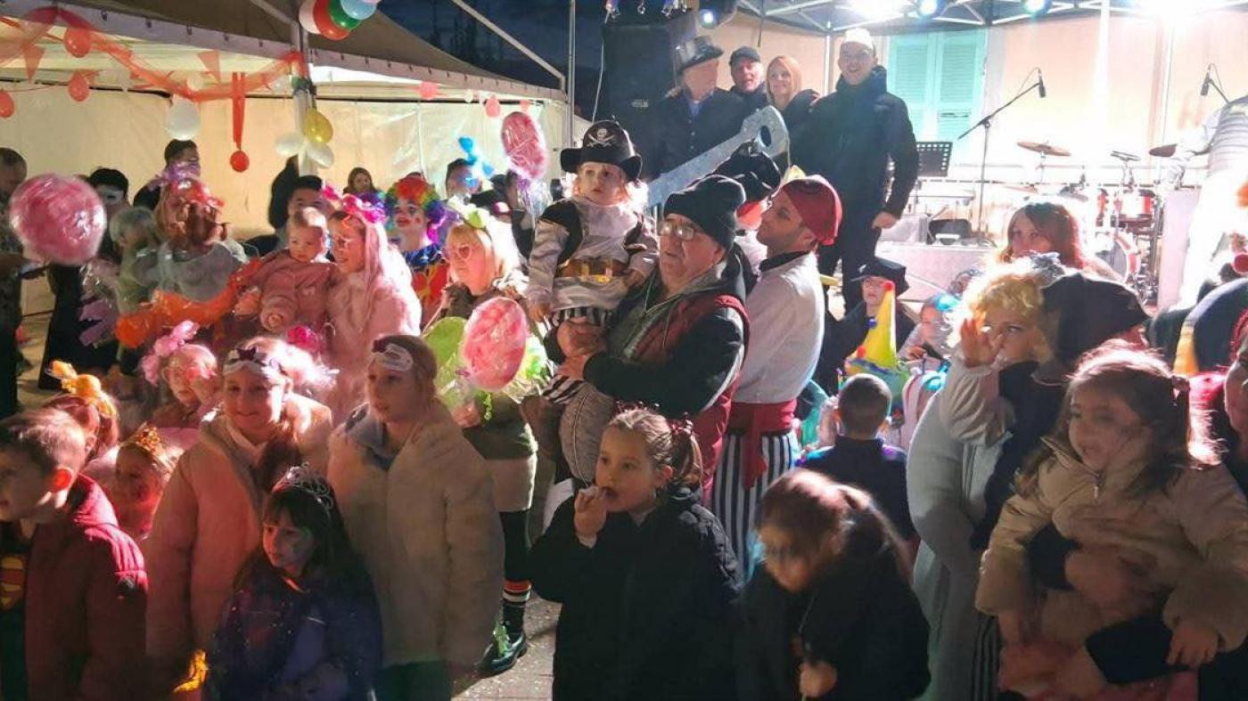 Maškare preuzele vlast u Novoj Vasi protekli vikend slavile najmlađe maškare već u petak nastavak uz Maura Staraja i la Bandu i Malvazija bend