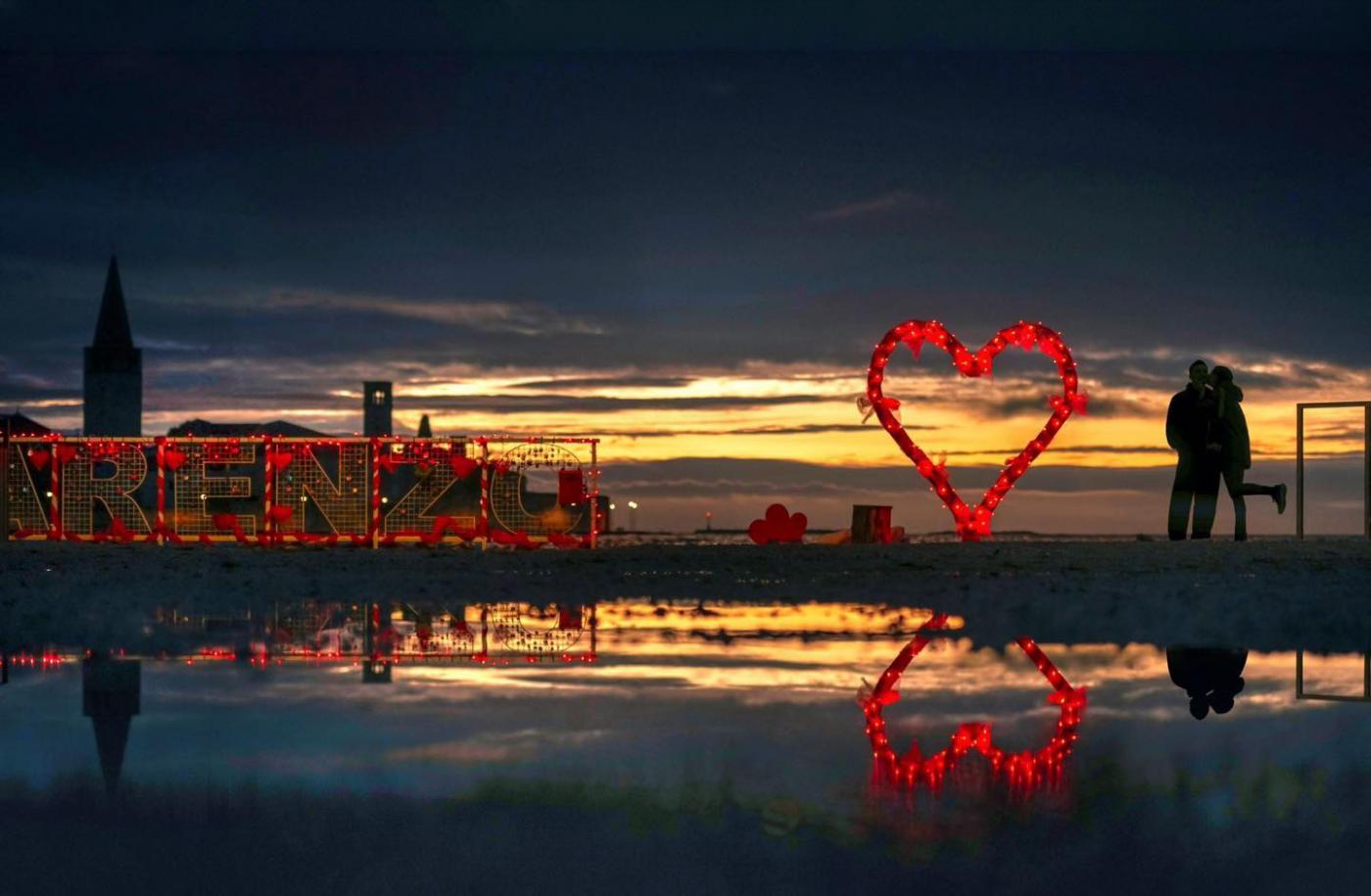 POREČ srce u uvali Peškera spremno za Valentinovo