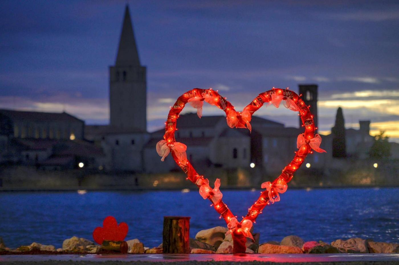 POREČ srce u uvali Peškera spremno za Valentinovo