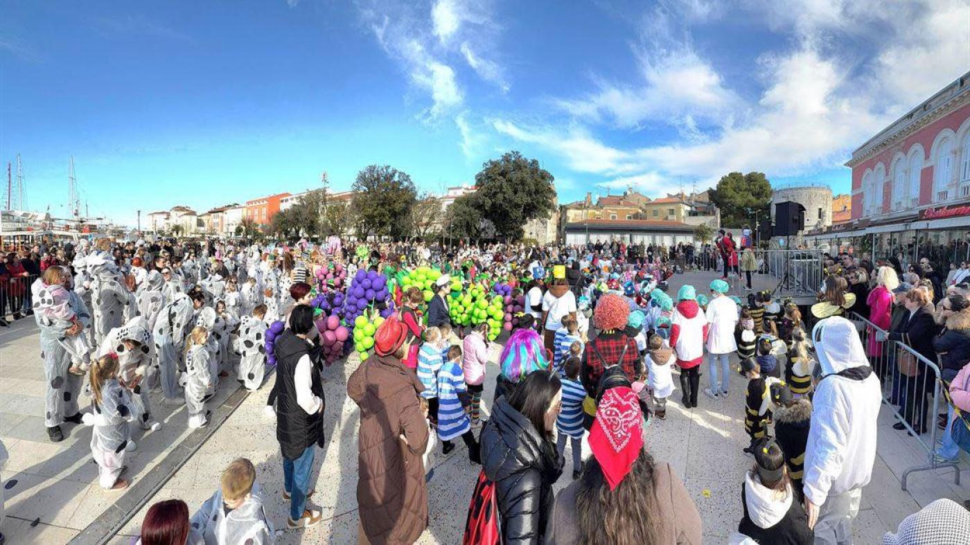 Porečki dječji karneval ispunio rivu smijehom i šarenim kostimima