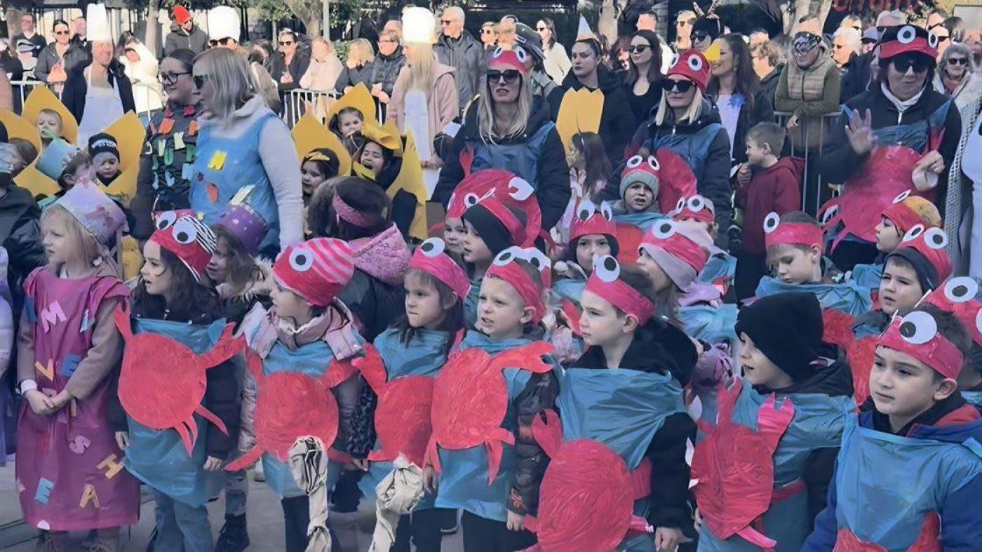 Porečki dječji karneval ispunio rivu smijehom i šarenim kostimima