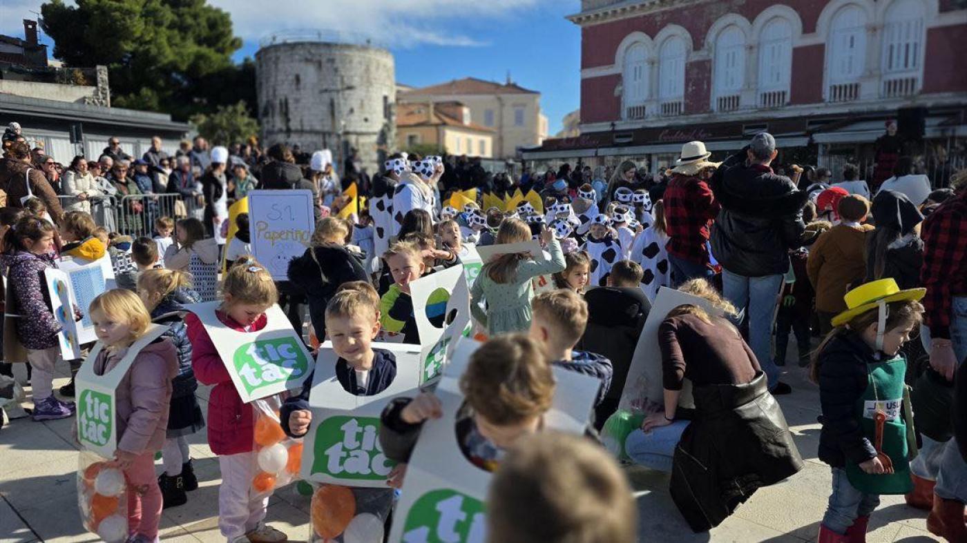 Porečki dječji karneval ispunio rivu smijehom i šarenim kostimima