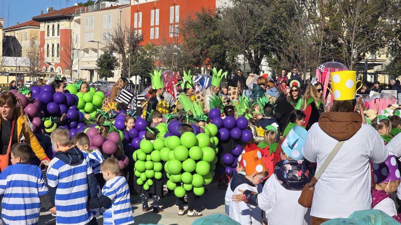 Porečki dječji karneval ispunio rivu smijehom i šarenim kostimima