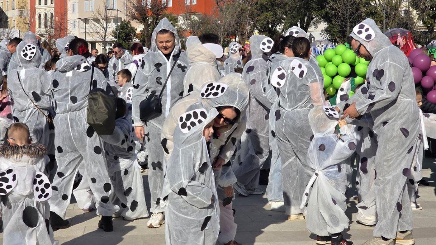 Porečki dječji karneval ispunio rivu smijehom i šarenim kostimima
