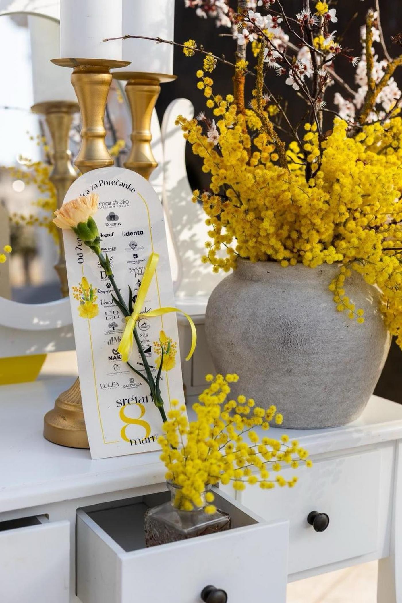 Porečke poduzetnice podijelile sugrađankama cvijeće povodom Dana žena