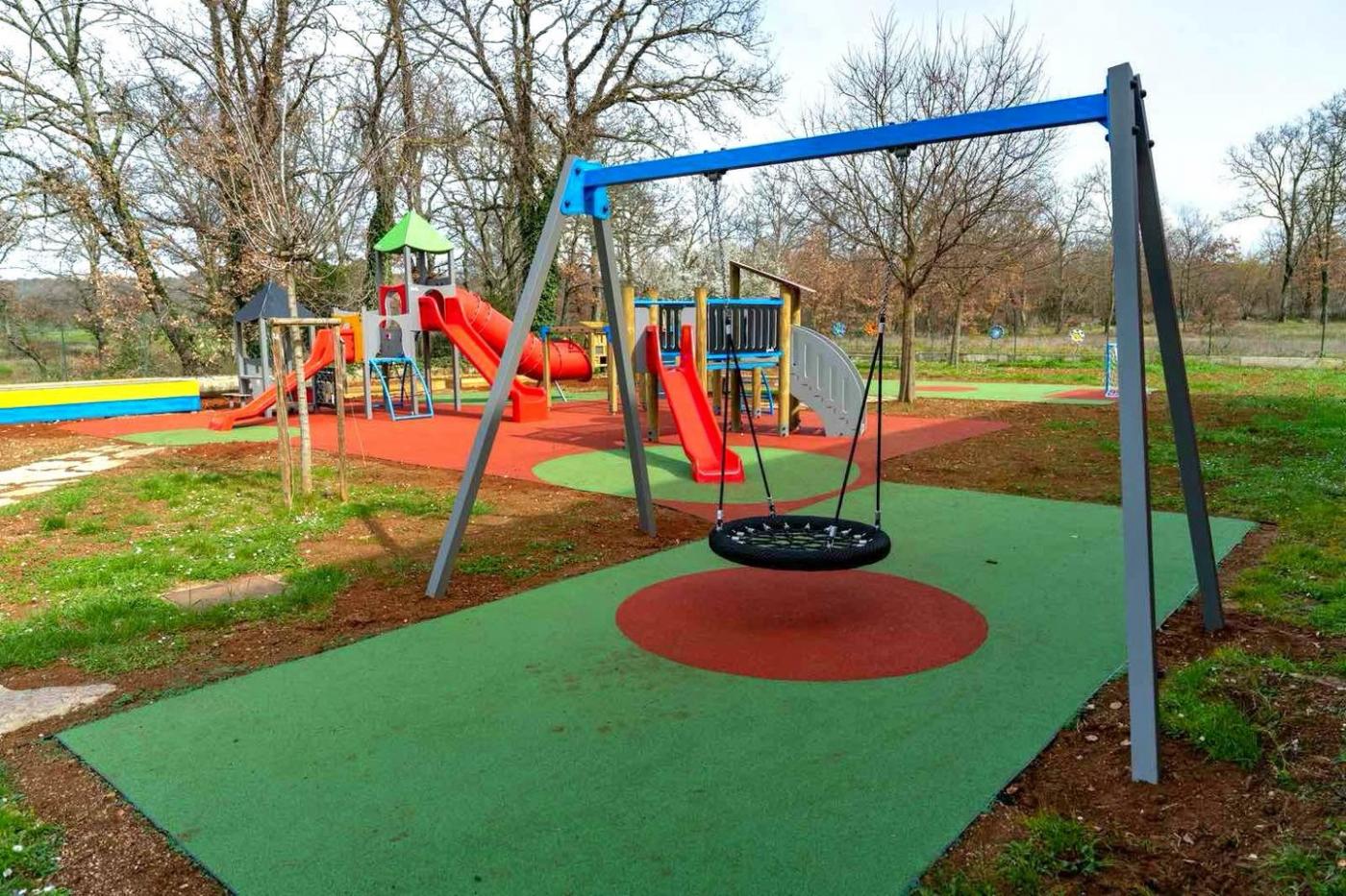 POREČ vrtić Paperino u Varvarima dobio potpuno novo igralište