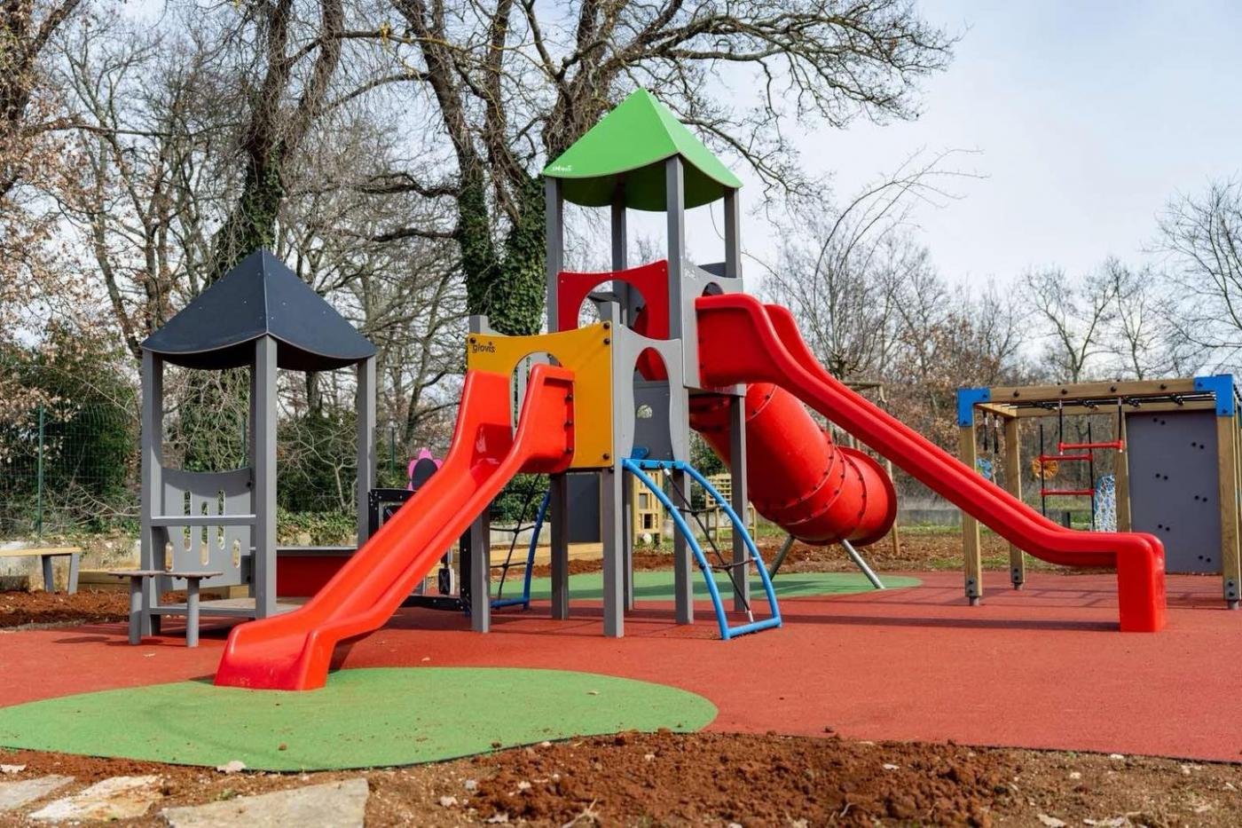 POREČ vrtić Paperino u Varvarima dobio potpuno novo igralište