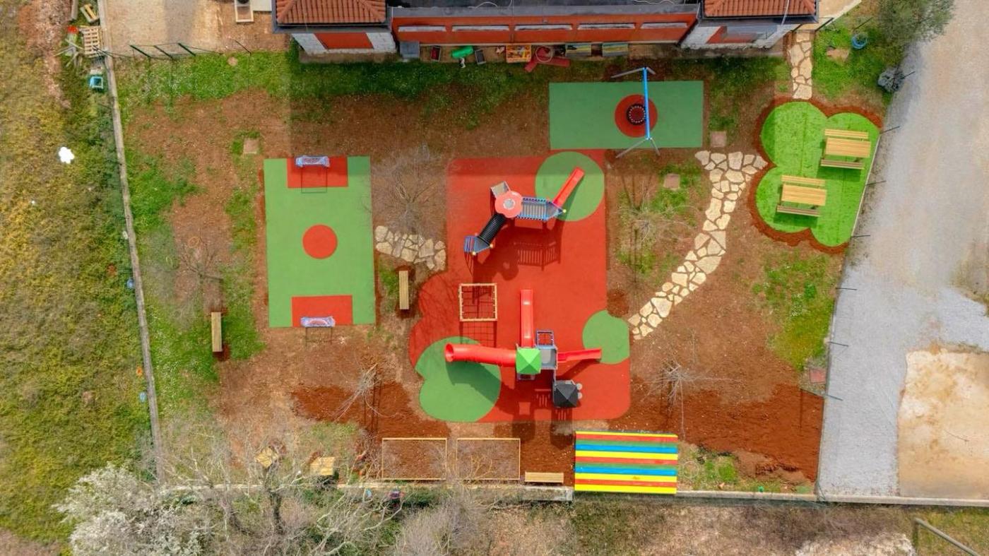 POREČ vrtić Paperino u Varvarima dobio potpuno novo igralište