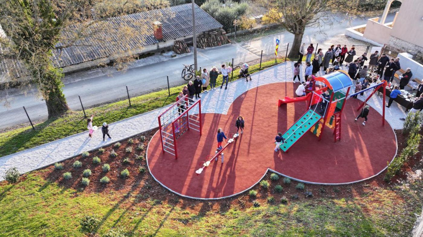 U naselju Ferenci svečano otvoreno moderno novouređeno dječje igralište