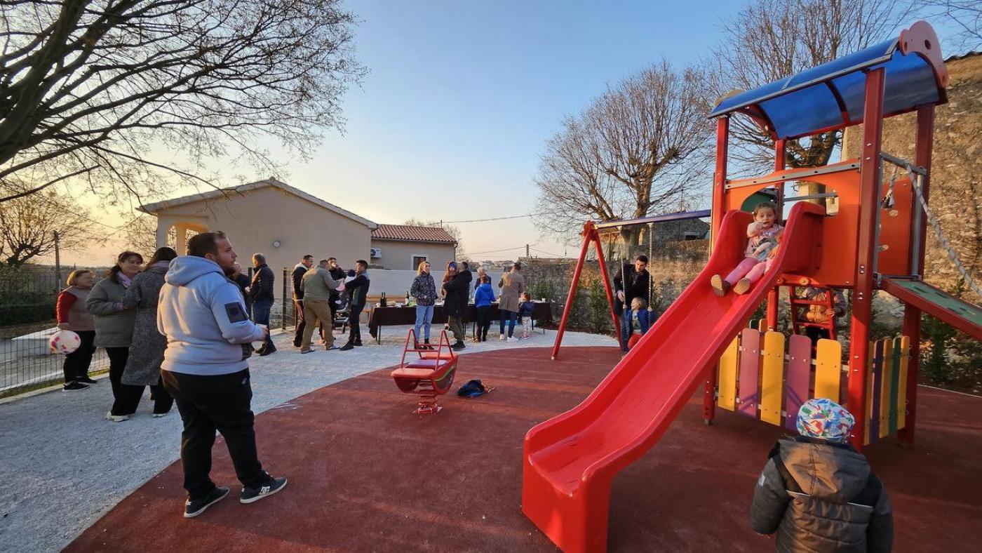 U naselju Ferenci svečano otvoreno moderno novouređeno dječje igralište