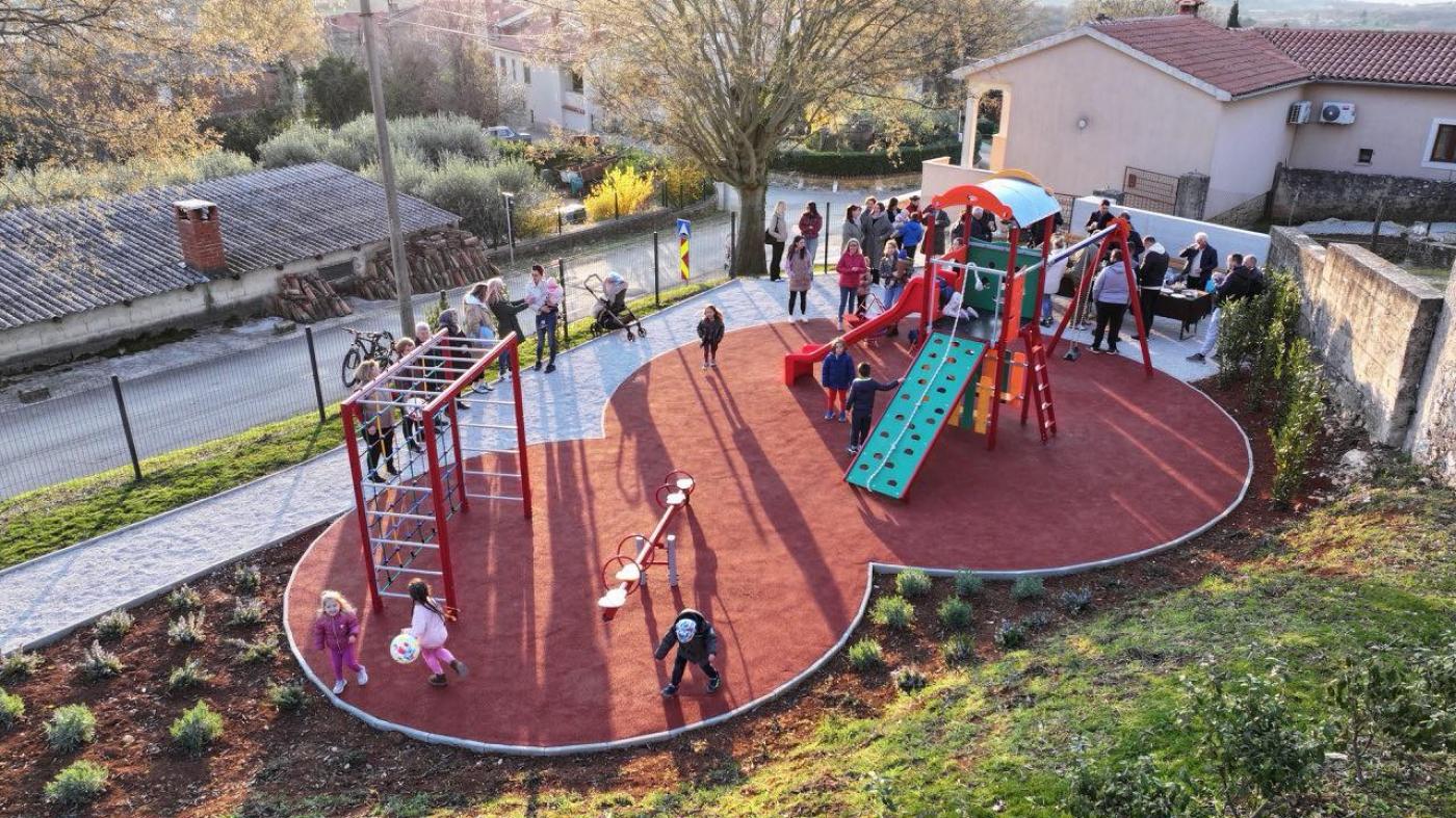 U naselju Ferenci svečano otvoreno moderno novouređeno dječje igralište