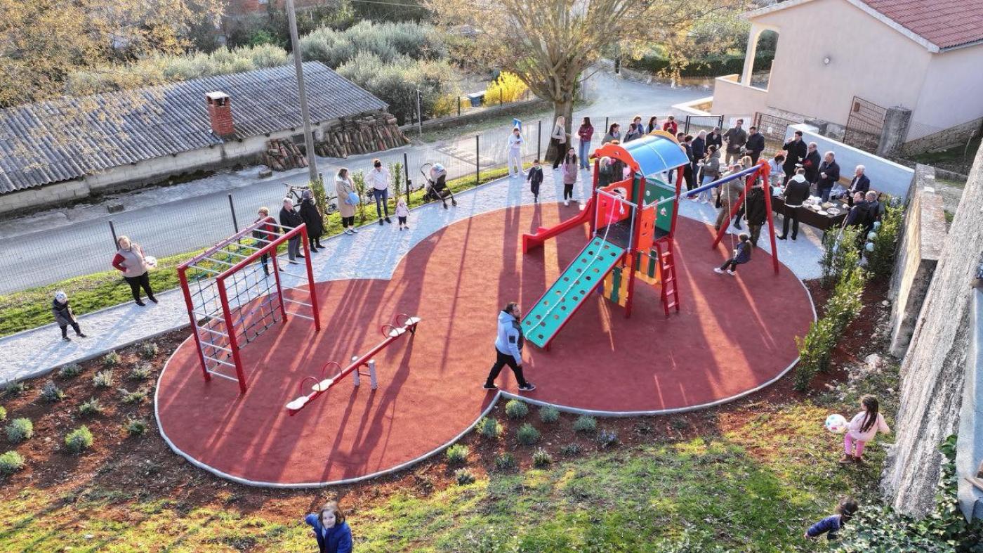 U naselju Ferenci svečano otvoreno moderno novouređeno dječje igralište