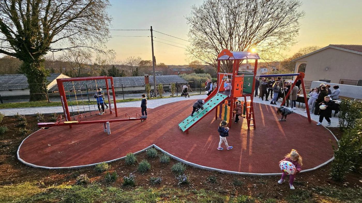 U naselju Ferenci svečano otvoreno moderno novouređeno dječje igralište