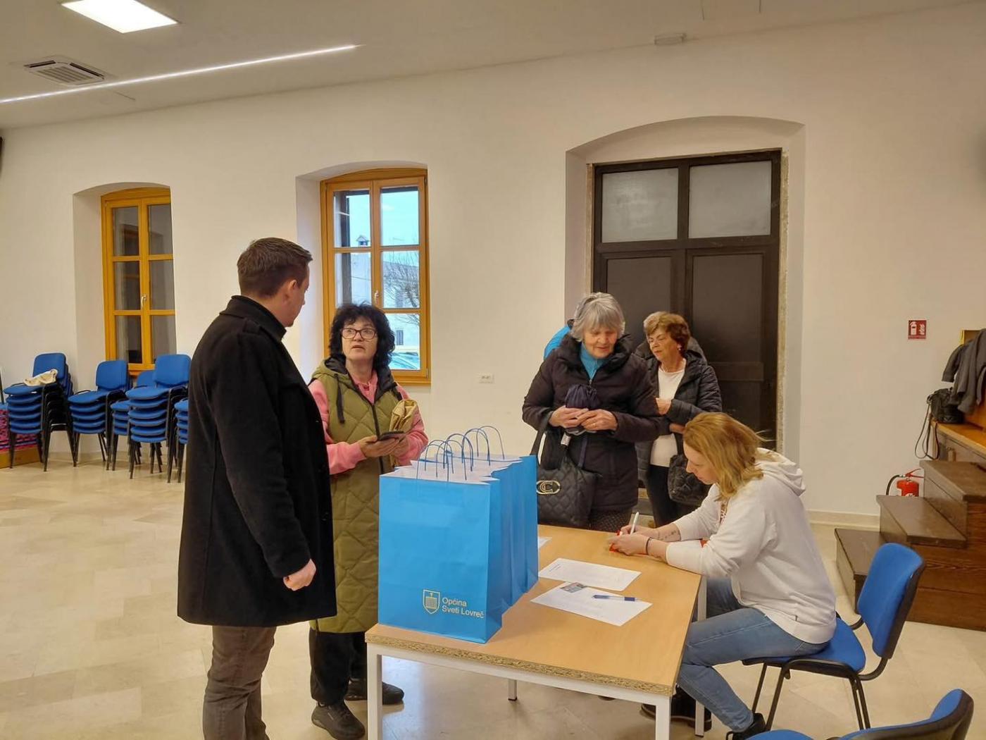 U Svetom Lovreču podjeljeni uskrsni darovi za umirovljenike i starije osobe