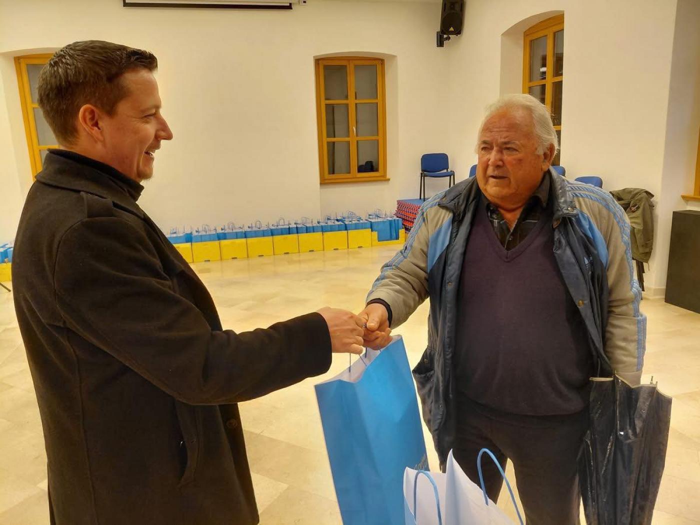 U Svetom Lovreču podjeljeni uskrsni darovi za umirovljenike i starije osobe