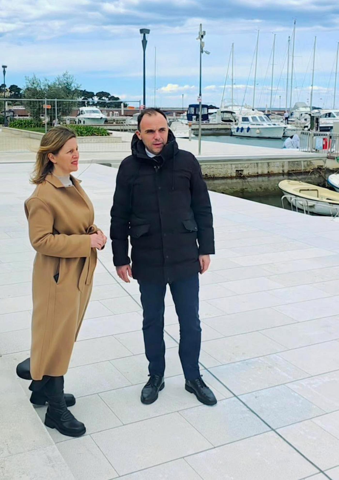 Gradonačelnik Peršurić obišao radove na popločenju rive: „Porečka riva u znaku istarskog kamena“