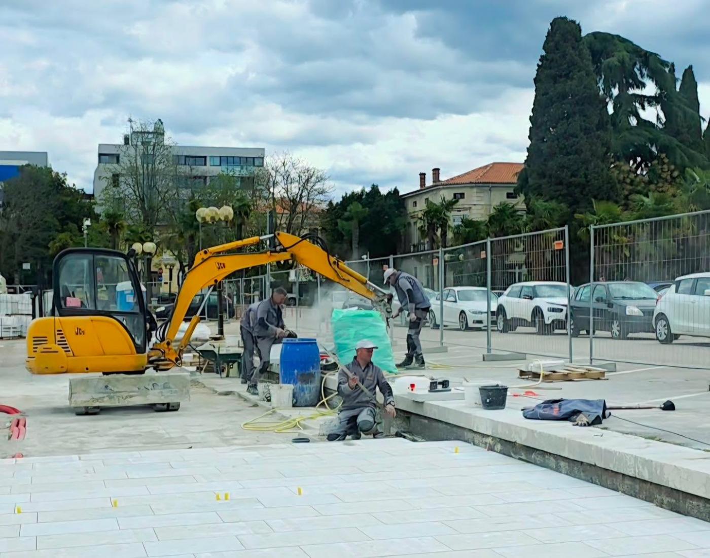 Gradonačelnik Peršurić obišao radove na popločenju rive: „Porečka riva u znaku istarskog kamena“