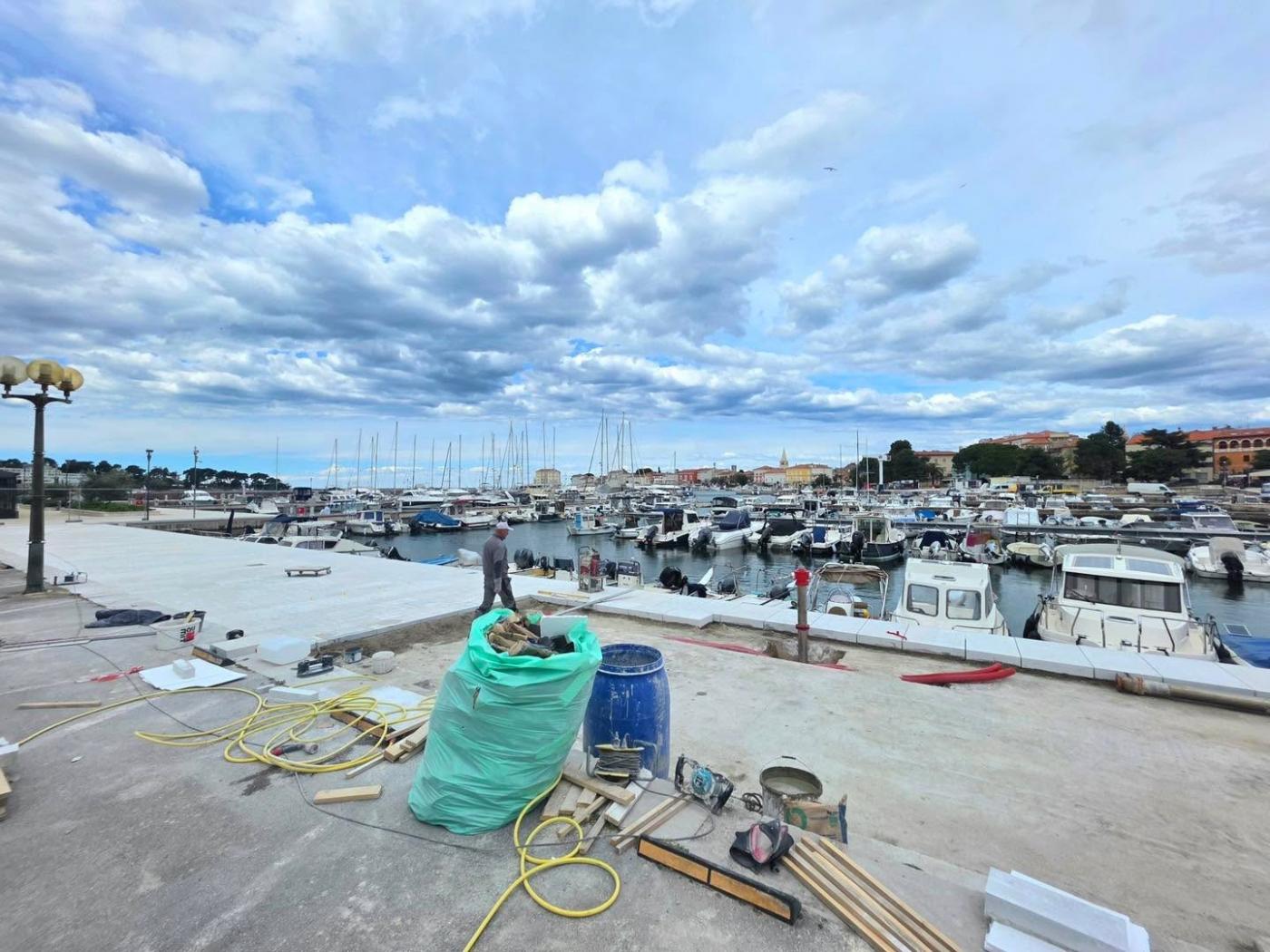 Gradonačelnik Peršurić obišao radove na popločenju rive: „Porečka riva u znaku istarskog kamena“