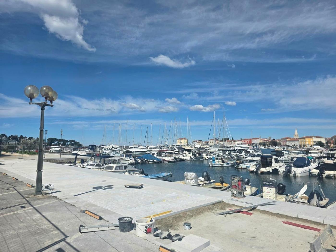 Gradonačelnik Peršurić obišao radove na popločenju rive: „Porečka riva u znaku istarskog kamena“