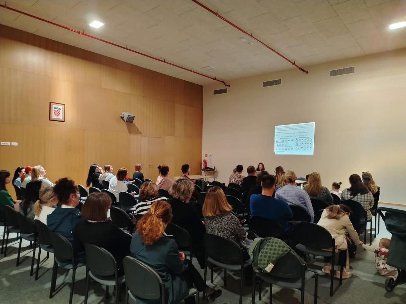 Udruga Korak zajedno Poreč: Održano predavanje povodom Svjetskog dana svjesnosti o autizmu u Vrsaru