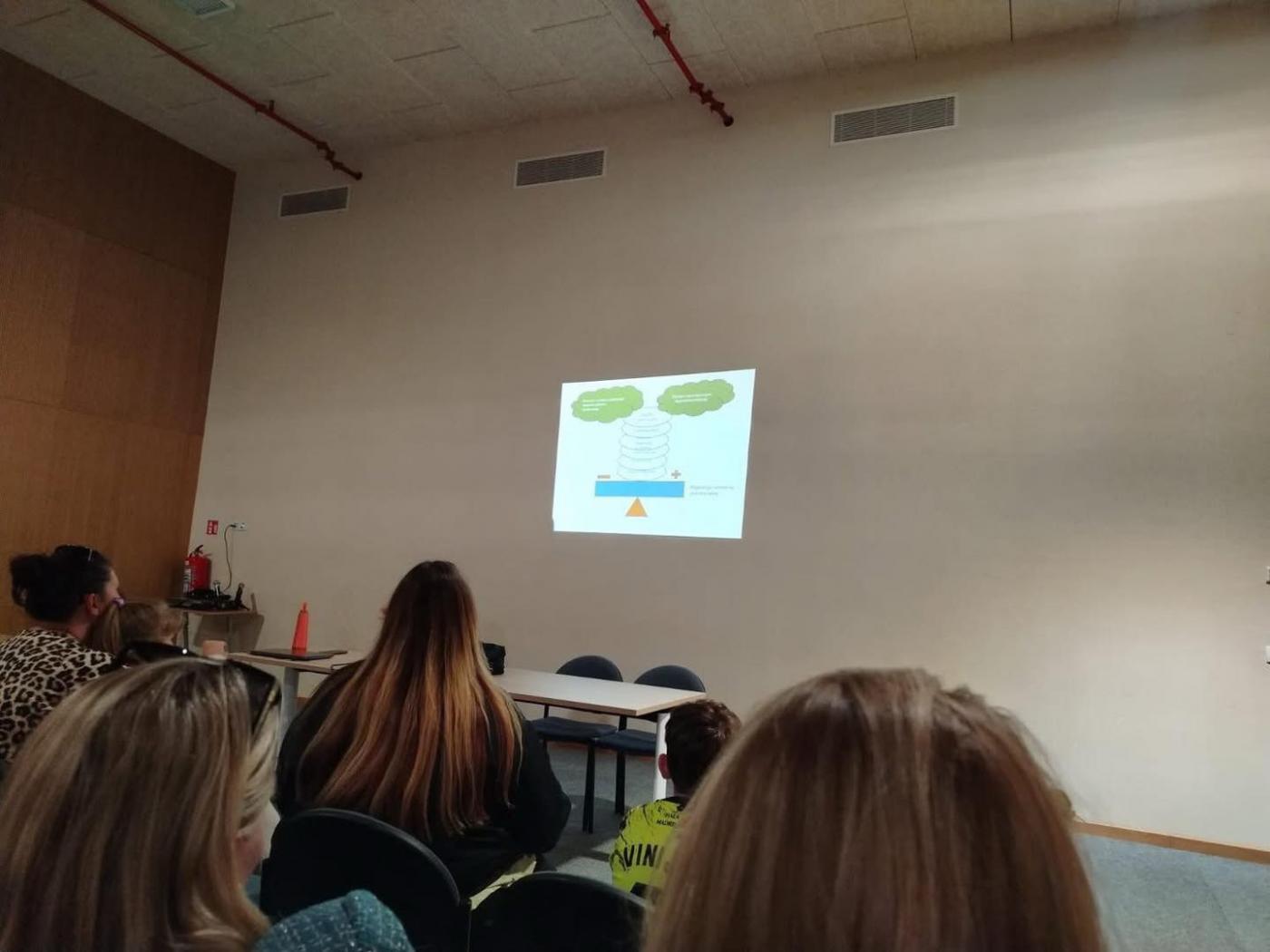 Udruga Korak zajedno Poreč: Održano predavanje povodom Svjetskog dana svjesnosti o autizmu u Vrsaru