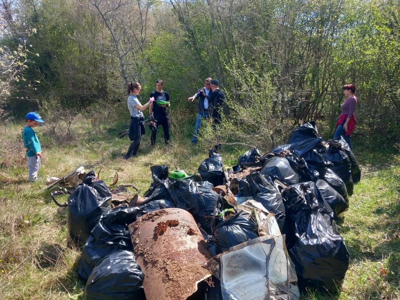 Veliki i mali heroji ponovno u akciji: U naselju Flengi prikupljeno 10 kubika otpada iz prirode