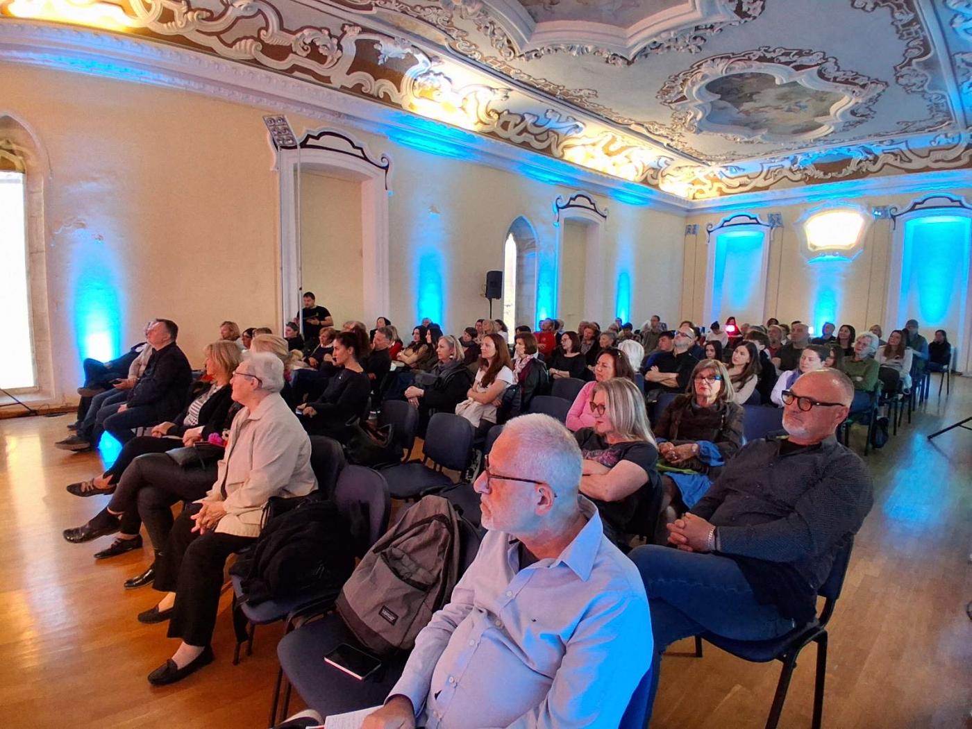 Gibonni u Istarskoj sabornici ostavio svoje "verse" i srce