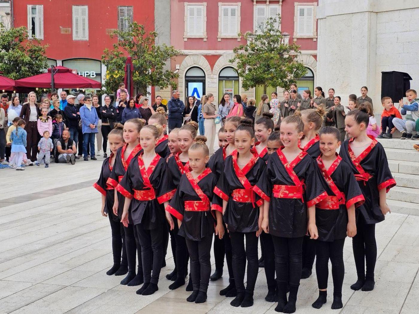 Porečki USB rasplesao Trg slobode čestitkom za Dan Grada i Svjetski dan plesa