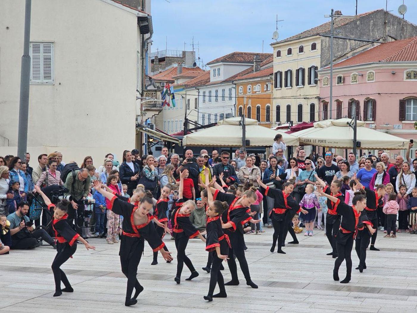 Porečki USB rasplesao Trg slobode čestitkom za Dan Grada i Svjetski dan plesa